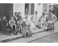 Oscar Niemeyer e família na casa do bairro de Laranjeiras